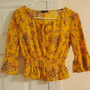 Heart and Hips Yellow floral/dainty blouse in size juniors small